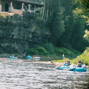 peoples enjoying in the lake