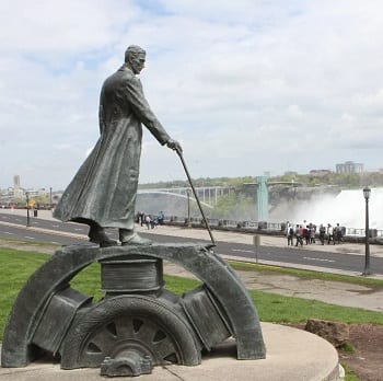 statue of nikola tesla